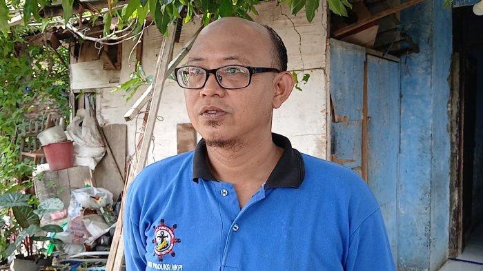 GURU PEMBIMBING - Ketua Jurusan Nautika Kapal Penangkap Ikan (NKPI) SMKN 3 Tegal, Rokham saat menceritakan kesaksian hilangnya Mochamad Daffa Sanjaya di Laut Kepulauan Kangean, Kabupaten Sumenep, pada Senin 23 Juni 2025, lalu. (Tribun Jateng/Fajar Bahruddin Achmad)