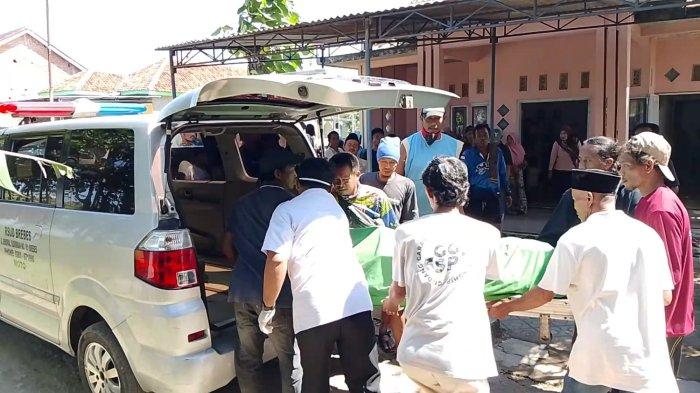 RUMAH DUKA - Jenazah Saefudin Niam, korban ambruknya kandang ayam broiler 4 lantai milik Mutaqin, warga Desa Kluwut, tiba dirumah duka sekitar pukul 12.00 WIB menggunakan mobil jenazah RSUD Brebes, Rabu (9/7/2025). (TRIBUN JATENG/WAHYU NUR KHOLIK)