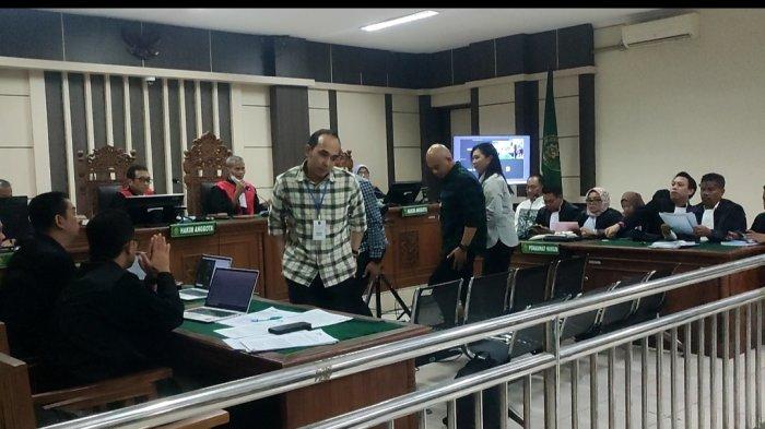 KORUPSI MBAK ITA - Kabid Pendataan dan Pendaftaran Pajak Daerah Bapenda Kota Semarang Binawan Febriarto (baju kotak krem) menjadi saksi dalam kasus sidang korupsi Mbak Ita dan Alwin Basri di Pengadilan Tipikor Semarang, Rabu (9/7/2025).