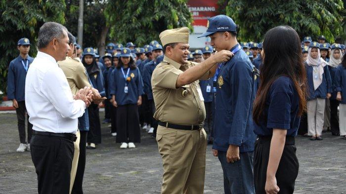 PELEPASAN KKN: Universitas Semarang (USM) menggelar program Kuliah Kerja Nyata – Pembelajaran Pemberdayaan Masyarakat (KKN-PPM) XXVI. Kegiatan ini melibatkan 1.256 mahasiswa yang tersebar di wilayah Kabupaten Semarang dan Kota Semarang, pada 8 Juli - 6 Agustus 2025. (Dok USM)
