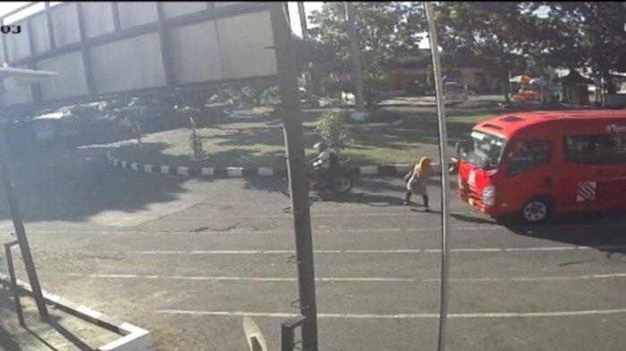 TERTABRAK FEEDER - Rekaman CCTV Feeder Trans Semarang menabrak pejalan kaki di Jalan Klipang Raya, Bundaran Blok Z, depan Masjid Al Fatah, Kelurahan Sendangmulyo, Kecamatan Tembalang, Kota Semarang, Kamis (10/7/2025) pagi. Akibat kecelakaan ini, wanita pejalan kaki tewas seketika di lokasi kejadian.