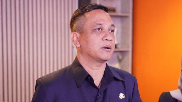 WALI KOTA AAF - Wali Kota Pekalongan Achmad Afzan Arslan Djunaid saat menanggapi viralnya sampah jadi pembatas jalan di traffic light Bendo. Pihaknya menyayangkan, perilaku warga yang membuang sampah sembarangan, padahal fasilitas Tempat Pengolahan Sampah Terpadu (TPST) sudah tersedia di dekat lokasi kejadian.