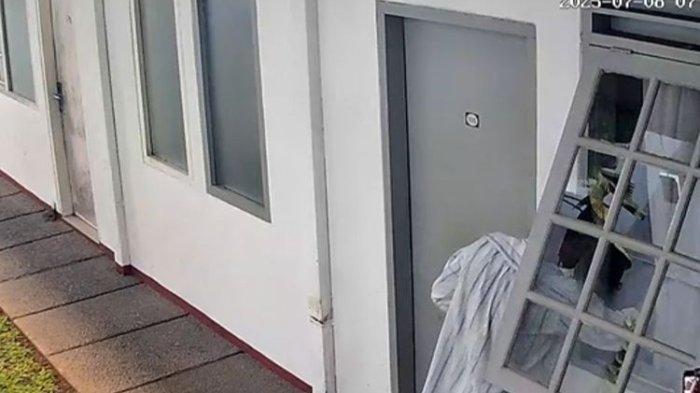 CONGKEL JENDELA: Penjaga kos dan pria lain congkel jendela kamar Arya Daru Pangayunan. (Kompas.com/ Istimewa)