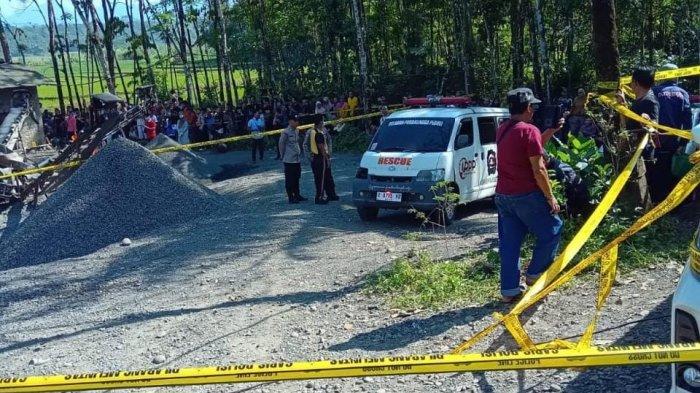 PENEMUAN MAYAT - Tim Relawan Purbalingga Peduli bersama pihak kepolisian mengevakuasi mayat pria penuh luka yang ditemukan di area penggilingan batu Desa Baleraksa, Kecamatan Karangmoncol, Kabupaten Purbalingga, Jumat (11/7/2025).