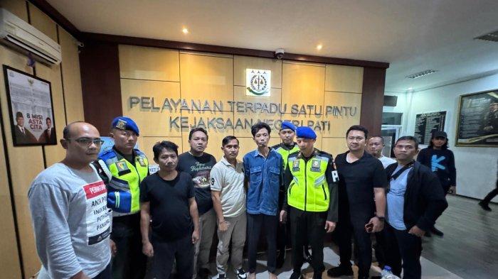 BURONAN DITANGKAP - Toni Waluyo (tengah, kemeja biru), buronan kasus peredaran bahan makanan berbahaya, dibawa ke Kejaksaan Negeri Pati, Kamis (10/7/2025). Dia merupakan buronan Kejaksaan Negeri Lombok. (*)
