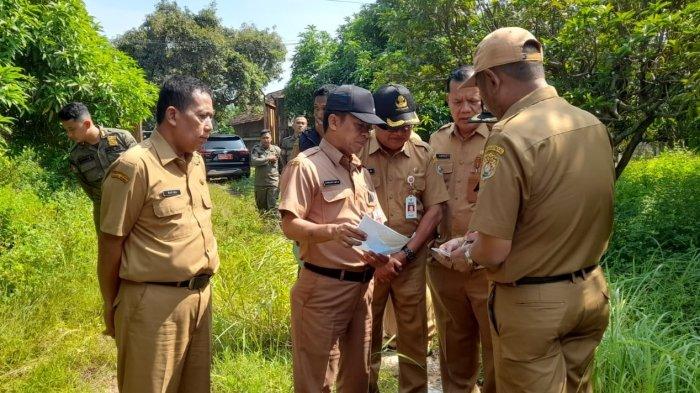 CEK LOKASI - Bupati Kendal Dyah Kartika Permanasari didampingi jajaran Forkopimda mengecek calon lokasi Sekolah Rakyat di Desa Kartikajaya Kecamatan Patebon Kabupaten Kendal, Senin (14/7/2025). Lokasi itu dipilih karena rencana lokasi awal di Kelurahan Bandengan tidak sesuai persyaratan yang ditetapkan Kemensos.