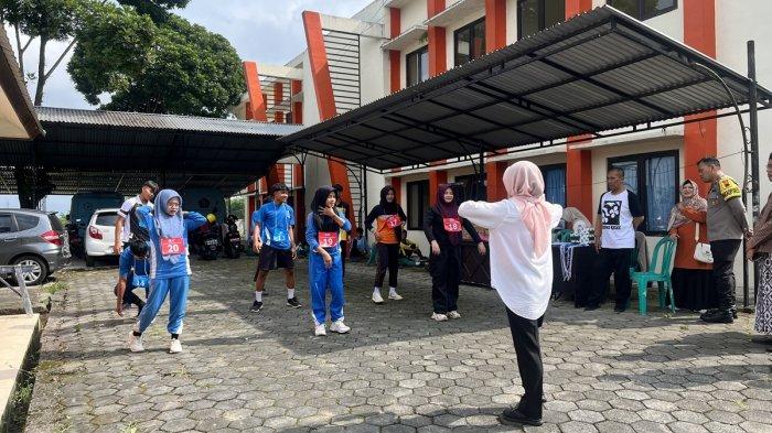 SEKOLAH RAKYAT - Sekolah Rakyat Menengah Atas (SRMA) 35 Wonosobo resmi memulai rangkaian kegiatan Masa Pengenalan Lingkungan Sekolah (MPLS) pada Senin (14/7/2025). Siswa mengikuti pemeriksaan kesehatan sebelum pembelajaran dimulai.