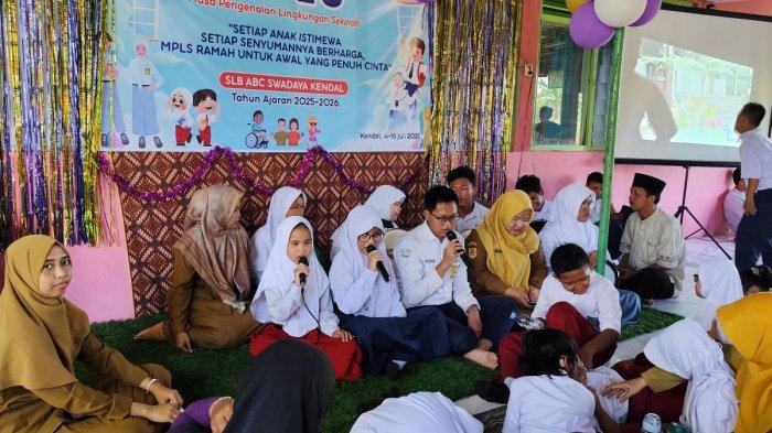 MENDENDANGKAN SELAWAT - Sejumlah siswa difabel di SLB Swadaya Kabupaten Kendal mendendangkan selawat pada Masa Pengenalan Lingkungan Sekolah (MPLS), Senin (14/7/2025). Penampilan ini merupakan bagian dari implikasi peningkatan kreativitas dalam sistem pembelajaran di sekolah tersebut.