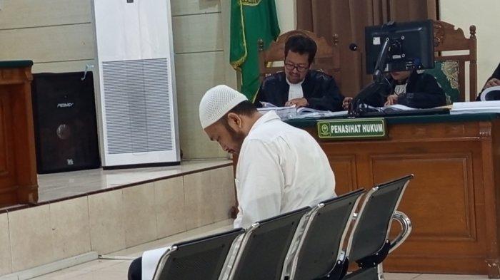 SIDANG PLEDOI - Terdakwa kasus pembunuhan anak, Aipda Robig Zaenudin menangis saat membaca pledoi nya sebanyak 16 lembar halaman. Dia menangis ketika menyinggung soal kondisi keluarganya akibat kasus tersebut. Namun, sikap itu disayangkan oleh ayah Gamma, Andi Prabowo yang telah kehilangan anak karena ditembak mati Robig di Pengadilan Negeri Semarang, Selasa (15/7/2025).