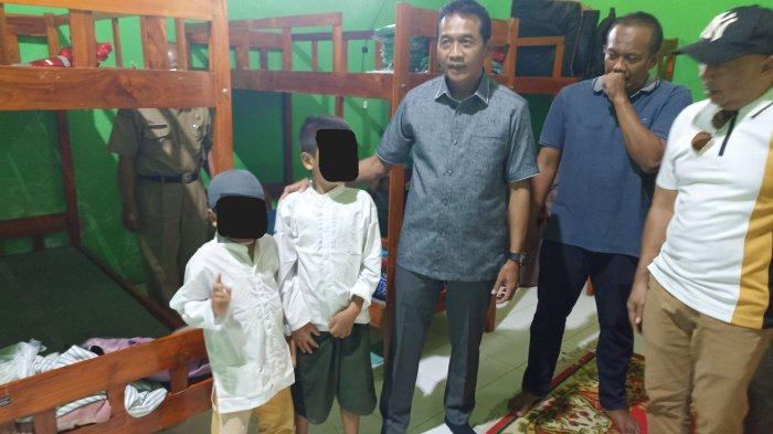TEMUI KORBAN - Wakil Bupati Batang, Suyono saat menemui dua bocah asal Batang yang menjadi korban penyekapan.Suyono menyebut telah berkomunikasi dengan pihak di Boyolali untuk membawa pulang anak-anak tersebut dan berencana memondokkan mereka di Pondok Pesantren Darul Ulum milik Ketua MUI Batang di Desa Tragung, Kecamatan Kandeman.