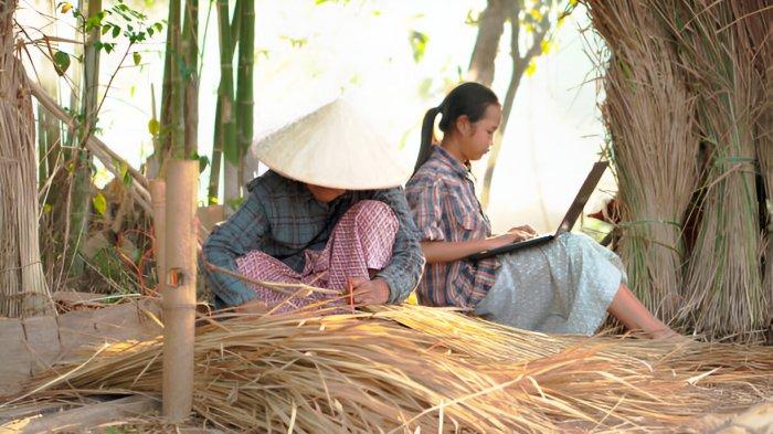 INTERNET GRATIS: Ilustrasi warga memanfaatkan internet. Wakil Ketua DPRD Jawa Tengah, Mohammad Saleh, memberikan tanggapan positif atas rencana Pemerintah Provinsi Jawa Tengah menyediakan internet gratis di 505 desa blank spot yang belum terjangkau jaringan internet. (Dok)