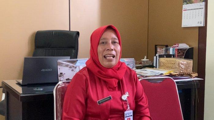 BERIKAN KETERANGAN - Kepala Dinas Sosial Kabupaten Semarang, Istichomah memberikan keterangannya soal rencana pembangunan Sekolah Rakyat, ketika ditemui di kantornya, Selasa (15/7/2025). Rencananya, lokasi yang disiapkan untuk sekolah tersebut berada di Dusun Mulyorejo, Desa Barukan, Kecamatan Tengaran.