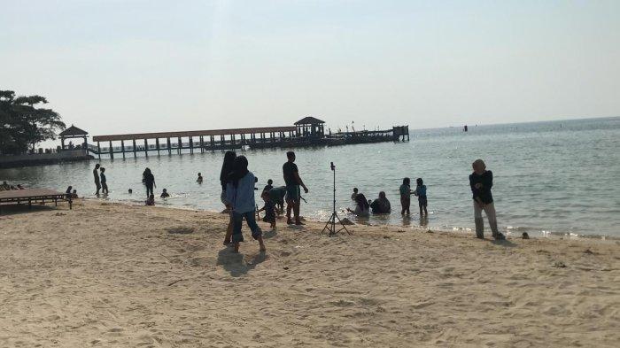 PANTAI BANDENGAN - Suasana tempat wisata pantai Bandengan, Kabupaten Jepara.