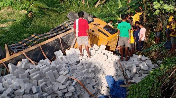 TERGULING - Truk bermuatan bata ringan terguling akibat jalan amblas di Jalan By Pass IB Mantra, Denpasar, Bali. Sopir tewas. (Tribun Bali/Polresta Denpasar/Polsek Dentim)