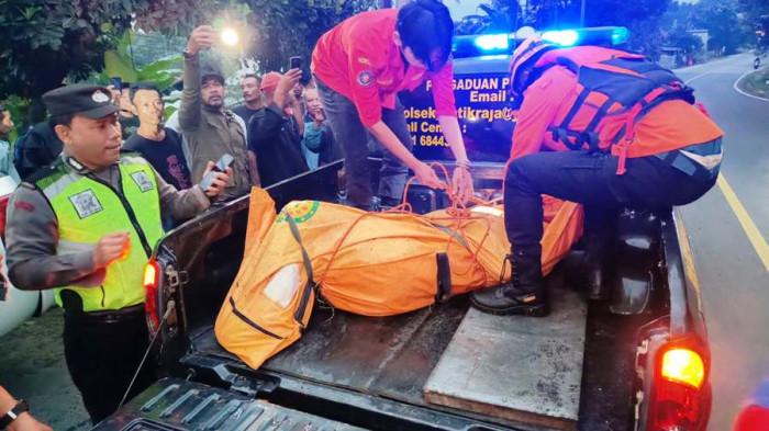 EVAKUASI KORBAN - Proses evakuasi korban yang terpental ke sungai seusai mengalami kecelakaan tunggal di Jalan Raya Kedungrandu Banyumas, Rabu (16/7/2025) sekira pukul 02.30. Pengendara diduga kehilangan konsentrasi sehingga motor oleng ke kiri, menabrak pembatas jembatan, dan terpental ke sungai.