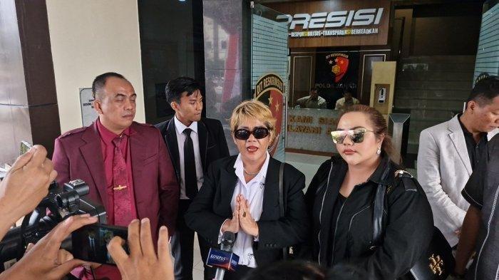 LISA MARIANA DIPERIKSA - Lisa Mariana menjalani pemeriksaan di Direktorat Reserse Siber Polda Jabar sejak pukul 10.30 WIB sampai 16.51 WIB atas dugaan kasus asusila video syur yang tersebar di website berbayar, Selasa (15/7/2025).