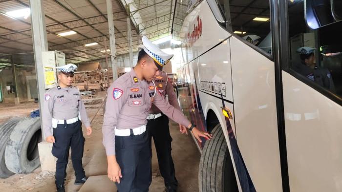 RAMP CHECK: Operasi Patuh Candi Candi 2025 yang digelar Polres Jepara sejak 14 hingga 27 Juli 2025 tidak hanya sekadar penindakan pelanggaran, namun juga pencegahan. Salah satu upaya pencegahan terjadinya kecelakaan lalu lintas (lakalantas) dalam operasi Patuh tersebut adalah Ramp Check kendaraan bus yang digelar Garasi Bus Senja Furnindo, Kecamatan Pecangaan, Kabupaten Jepara, Rabu (16/7/2025). (Dok Polres Jepara)