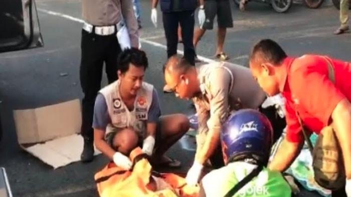 TERLINDAS - Siswi kelas 2 MAN Mojosari dan kakeknya meninggal dunia dalam kecelakaan di Simpang 3 Mojosari, Kabupaten Mojokerto, Jumat (18/7/2025). Keduanya tertabrak truk. (TRIBUN JATIM/ISTIMEWA)