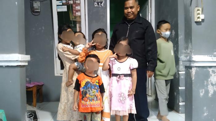 BERFOTO BERSAMA - Kepala Dusun 3 Desa Ciberem, Mitro saat berfoto bersama dengan kelima anak yatim piatu yang kehilangan ayah dan ibunya dalam tragedi kecelakaan tunggal, Jumat (18/7/2025). Kelima anak itu sementara masih ikut neneknya dan membutuhkan uluran donasi.