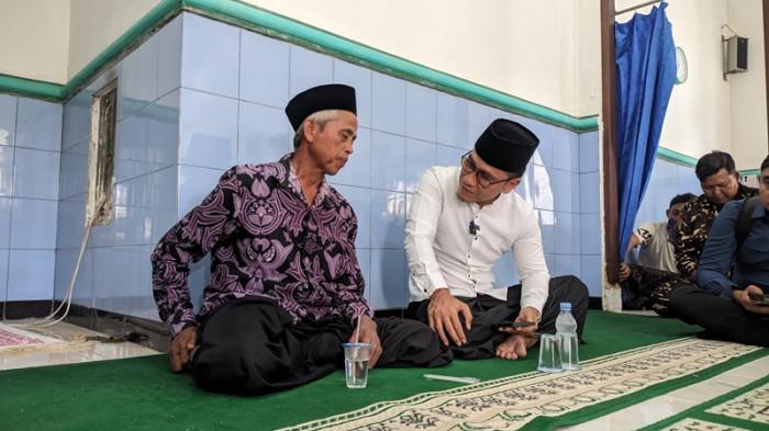 KUNJUNGAN - Gus Miftah datangi Ahmad Zuhdi (63), guru Madrasah Diniyah Roudhotul Mutaalimin yang viral usai didenda Rp 25 juta oleh orangtua dari murid/TRIBUNJATENG.COM/REZANDA AKBAR D.