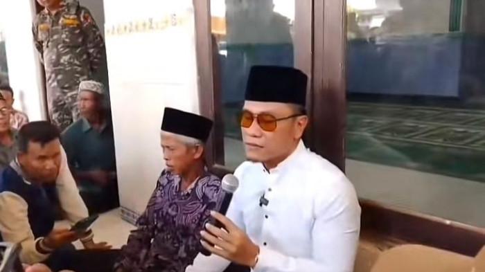 GUS MIFTAH: Tangkapan layar dari Tiktok @pakde.story pada Sabtu (19/7/2025) : Gus Miftah berikan hadiah umroh kepada Ustadz Zuhdi, guru madin di Demak yang dituntut Rp 25 juta oleh wali murid