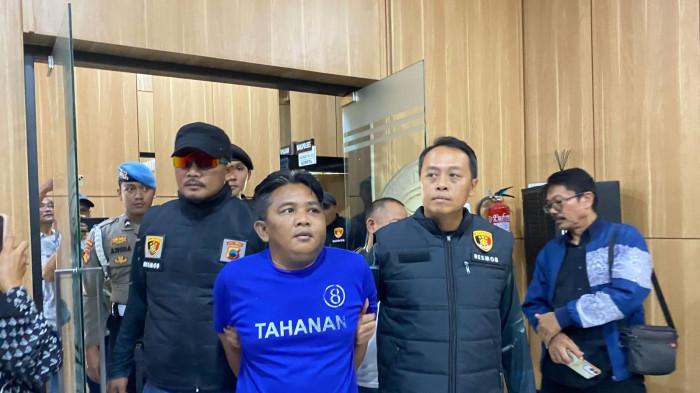 Ungkap Kasus — Polisi saat mengawal pelaku pembunuhan seorang pria di penggilingan batu Desa Baleraksa, Kecamatan Karangmoncol, Kabupaten Purbalingga, untuk mengikuti konferensi pers ungkap kasus pembunuhan di aula Mapolres Purbalingga, Senin (21/7/2025).