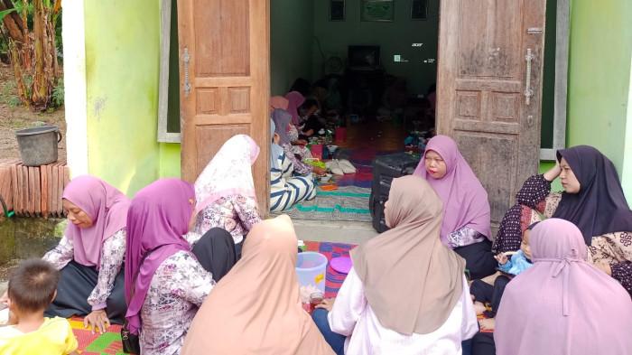 PENYULUHAN STUNTING: Program Studi (Prodi) D-3 Kebidanan Politeknik Harapan Bersama (Poltek Harber) menggelar kegiatan penyuluhan bertajuk “Cegah Stunting dengan Peningkatan Pengetahuan Pangan Lokal untuk MPASI” yang menyasar 30 kelompok ibu balita dan kader posyandu Widodo dari desa Gumayun, Dukuhwaru, Kabupaten Tegal pada Sabtu (12/7/2025). Kegiatan tersebut dalam upaya menekan angka stunting di masyarakat. (Dok Poltek Harber)