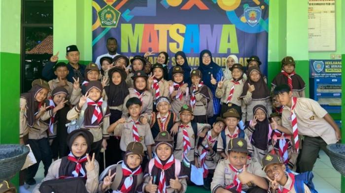MAHASISWA INTERNASIONAL: Tim Magister PAI bersama mahasiswa internasional UMP menggelar kegiatan bertajuk 'Kolaborasi Pengembangan Budaya Islami dan Kultur Akademik' di Madrasah Ibtidaiyah Muhammadiyah (MIM) Pasir Lor, Kecamatan Karanglewas, Banyumas, pada Sabtu (19/7/2025). (Dok UMP)