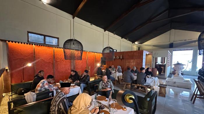 JAM SEKOLAH - Pemkab Wonosobo gelar Konferensi Pers Hari Jadi Ke-200 Kabupaten Wonosobo, Selasa (22/7/2025) malam di Snayan Resto. Disdikpora Kabupaten bakal mengatur jam sekolah dan siswa bisa pulang lebih awal saat puncak Hari Jadi Kabupaten Wonosobo tersebut.