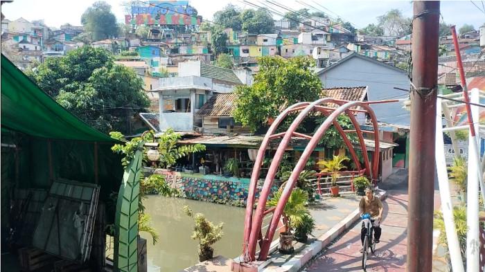 KAMPUNG PELANGI - Kondisi terkini Kampung Pelangi, Kelurahan Randusari, Kecamatan Semarang Selatan, Kota Semarang, Rabu (23/7/2025). Kampung yang dahulunya menjadi ikon wisata viral di Kota Semarang, kini semakin tenggelam karena sepinya pengunjung.
