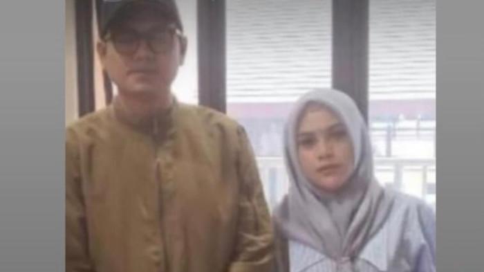 KADES SELINGKUH - Kades Wonoagung, Kecamatan Karangtengah, Kabupaten Demak Muhyidin bersama Laili Khasanah usai digerebek keluarga saat berduaan di kamar Kos Utami, Desa Jogoloyo, Kecamatan Wonosalam, Selasa (22/7/2025).