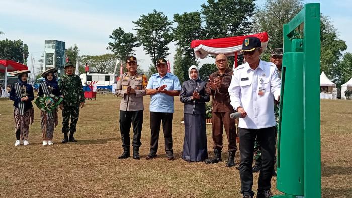 PEMBUKAAN TMMD: Sekda Kudus, Revlisianto Subekti didampingi jajaran Forkopimda, memukul kentongan tanda dimulainya Program TMMD Reguler ke - 125 Tahun Anggaran 2025 Kodim 0722/Kudus, Rabu (23/7/2025) di Desa Kandangmas, Dawe, Kudus. Di antara program sasaran adalah pembangunan jalan 1,250 KM sebagai akses mobilisasi swasembada pangan.