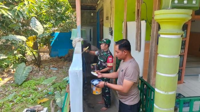 BERSIHKAN MASJID: Anggota Polsek Kedawung bersama TNI, Bhabinkamtibmas, Babinsa, serta masyarakat sekitar, bahu membahu membersihkan lingkungan masjid dan mushola. Kegiatan tersebut wujud sinergitas TNI-Polri. (Dok Polres Sragen)