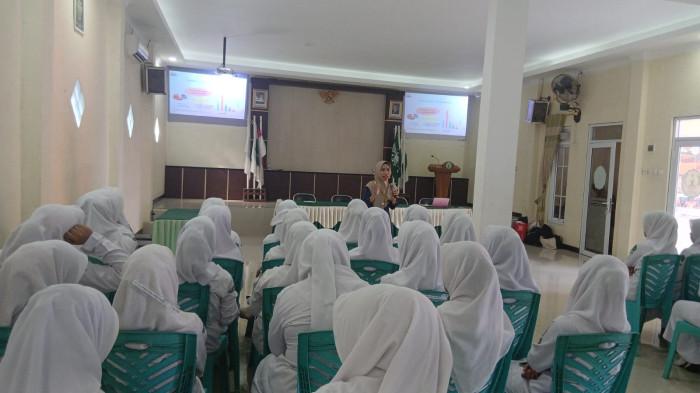 EDUKASI OBAT: Dosen dan mahasiswa Program Studi D-3 Farmasi Politeknik Harapan Bersama (Poltek Harber) menyelenggarakan edukasi bertema “Edukasi Cerdas Mengenal Waktu Kedaluwarsa dan Beyond Use Date (BUD) Obat” di SMK Diponegoro Lebaksiu, Kabupaten Tegal pada Kamis (5/6/2025). Kegiatan tersebut sebagai bagian dari pengabdian kepada masyarakat di bidang kesehatan. (Dok Poltek Harber)