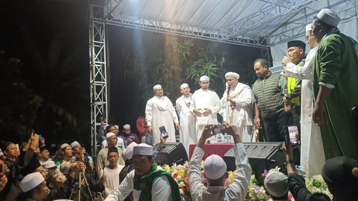 PENGAJIAN RICUH - Pengajian yang menghadirkan tokoh FPI Habib Rizieq Sihab (HRS) di Desa Pegundan, Kecamatan Petarukan, Kabupaten Pemalang berujung ricuh, pada Kamis (24/7/2025) dini hari. Dua kelompok massa yang terlibat bentrokan tersebut dari organisasi masyarakat Perjuangan Walisongo Indonesia (PWI) Laskar Sabilillah (LS), yang menolak kedatangan HRS, dan massa dari Front Pembela Islam (FPI) yang memberikan dukungan atas kehadiran tokoh tersebut.