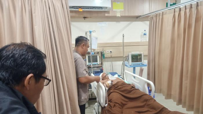 CEK KONDISI PASIEN - Petugas medis RSI Siaga Medika saat mengecek kondisi korban bentrokan antara FPI dan PWI LS di Pemalang. Korban yang dirawat di RSU Siaga Medika berinisial S dari Wonosobo.