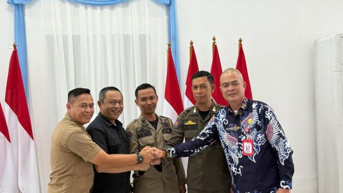 BERSALAMAN: Kasatpol PP Kalteng Baru I Sangkai bersama jajaran dan Kabag Ops Binda Kalteng Kolonel Widya bersalaman usai mediasi di Rumah Jabatan Gubernur Kalteng, Palangka Raya, Kamis (24/7/2025). (KOMPAS.COM/DOK. BINDA KALTENG)