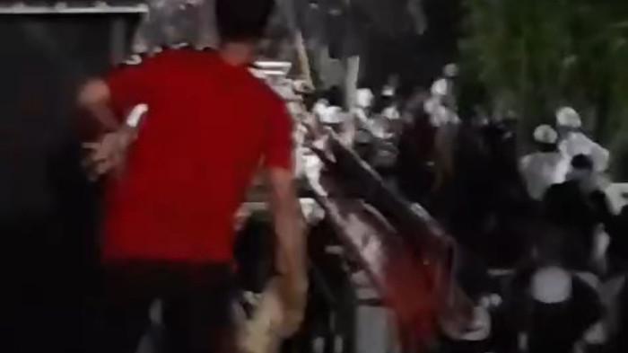 PENGAJIAN RICUH - Pengajian yang menghadirkan tokoh FPI Rizieq Shihab di Desa Pegundan, Kecamatan Petarukan, Kabupaten Pemalang berujung ricuh, Rabu (23/7/2025) malam. Dua kelompok massa yang terlibat bentrokan tersebut dari ormas PWI LS dan FPI.