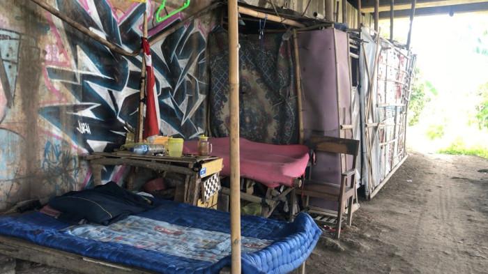 RUMAH BEDENG DOKTER - Suasana rumah bedeng tempat tinggal Hafidz atau Kafid yang berada di bawah kolong jembatan Sungai Kalijajar, Kabupaten Demak, Senin (28/7/2025).