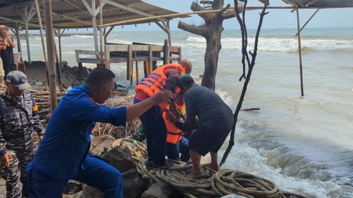 PENEMUAN JENAZAH - Dua bocah perempuan ditemukan meninggal dunia di Pantai Sigandu Batang, Rabu (30/7/2025) pagi.Korban adalah Hafidhoh Azzahra (6) dan adiknya, Hana Hasinah (3), putri dari pasangan M. Aziz Tholib dan Pipit, warga Desa Kaliwareng, Kecamatan Warungasem.