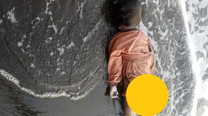 PENEMUAN MAYAT - Warga dikejutkan dengan penemuan sesosok mayat balita perempuan di Pantai Sigandu, Desa Depok, Kecamatan Kandeman, Kabupaten Batang, pada Rabu (30/7/2025) pagi.Jenazah diperkirakan berusia sekitar 3 tahun dan ditemukan dalam posisi tengkurap sekitar pukul 06.30 WIB oleh pengunjung di sekitar kafe Mamamia.