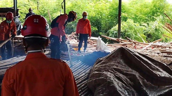 KOTORAN AYAM MENUMPUK - Kotoran ayam yang menumpuk menimbulkan gas amoniak, menjadi kendala saat melakukan pencarian korban.