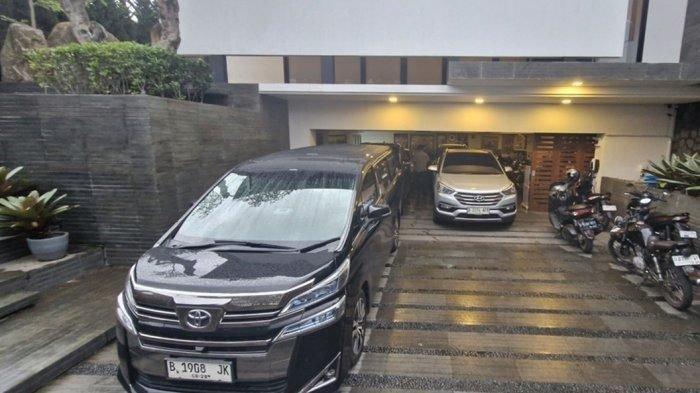 RUMAH RIDWAN KAMIL - Potret keseluruhan di halaman depan rumah Ridwan Kamil dengan nuansa tembok berwarna putih dengan tanaman hijau.
