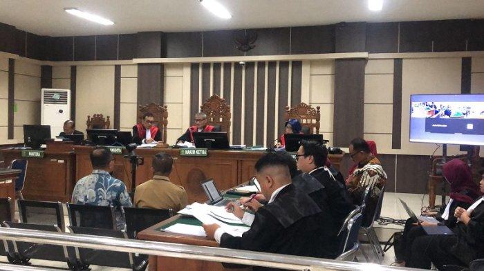 KASUS SUAP - Mantan Sekretaris Daerah (Sekda) Kota Semarang yang juga Wakil Wali Kota Semarang, Iswar Aminudin (batik biru putih) saat menjadi saksi dalam kasus sidang dugaan suap yang diterima mantan Wali Kota Semarang Hevearita Gunaryati Rahayu atau Mbak Ita dan suaminya Alwin Basri di Pengadilan Tindak Pidana Korupsi (Tipikor) Semarang, Senin (14/7/2025).