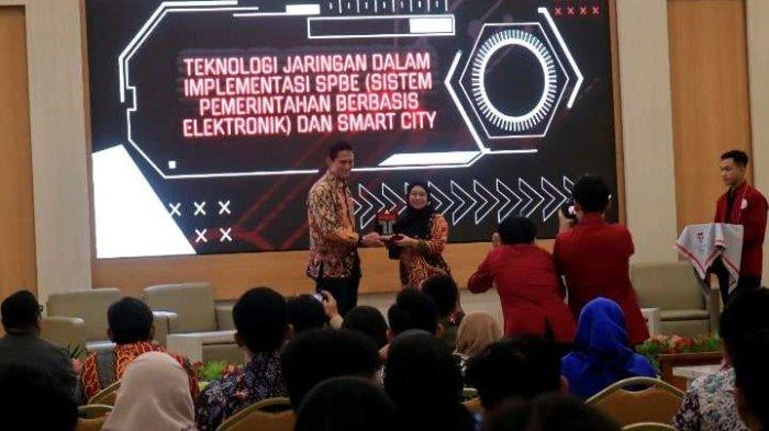Acara seminar nasional Teknologi Jaringan Komunikasi Dalam Implementasi Sistem Pemerintahan Berbasis Elektronik (SPBE) dan Smart City.