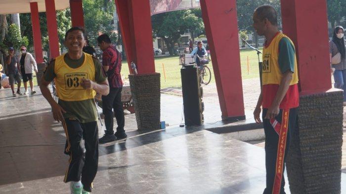 Wali Kota Pekalongan, Achmad Afzan Arslan Djunaid saat melakukan pembinaan dan penilaian kesamaptaan untuk ratusan personel anggota perjanjian kerja waktu tertentu (PKWT) maupun aparatur sipil negara (ASN).