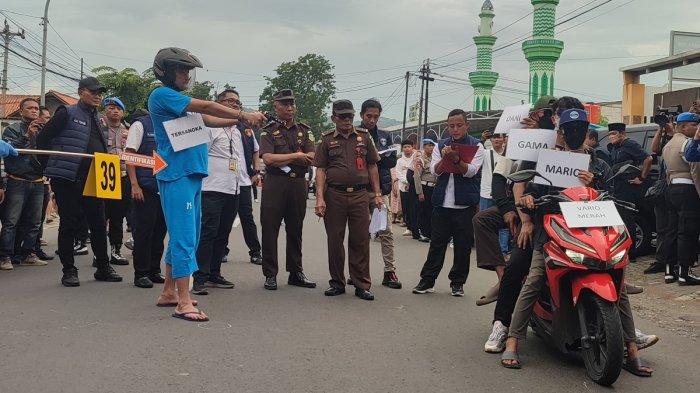 Adegan Aipda Robig Zaenudin (38) menembak tiga pelajar SMKN 4 Semarang masing-masing Gamma atau GRO (17), SA (17) dan AD (16) di depan Alfamart Jalan Candi Penataran Raya, Ngaliyan, Kota Semarang, Senin (30/12/2024).