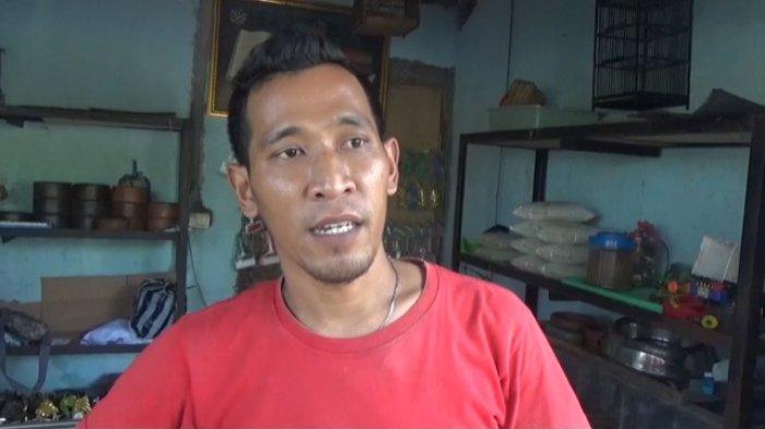 Agus Santoso peternak kelinci saat di temui Tribunjateng.com, di tempat usahanya yang ada di Jalan Raya Kalipancur Kota Semarang, Jumat (11/8/2023).