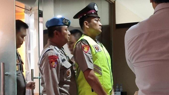 Capt foto / dok ist.
Aipda Robig Zaenudin (38) pelaku penembakan terhadap tiga pelajar Semarang mengikuti sidang etik kepolisian, Kota Semarang, Senin (9/11/2024).