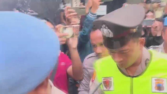 Aipda Robig Zaenudin memasuki ruang sidang, Mapolda Jateng, Senin (9/12/2024).